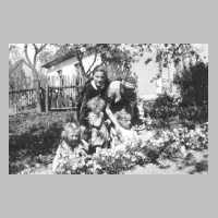 105-0045 Eine Aufnahme aus dem Sommer 1939. Tante Hilde (links) und Tante Liesbeth mit den Kindern (von links) Brigitte, Gisela, Christel und Dora.jpg